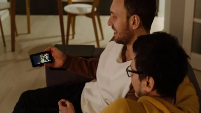 Είσαι ετεροφυλόφιλος αλλά συχνά έλκεσαι και από άτομα του ίδιου φύλου; Τι μπορεί να σημαίνει αυτό;