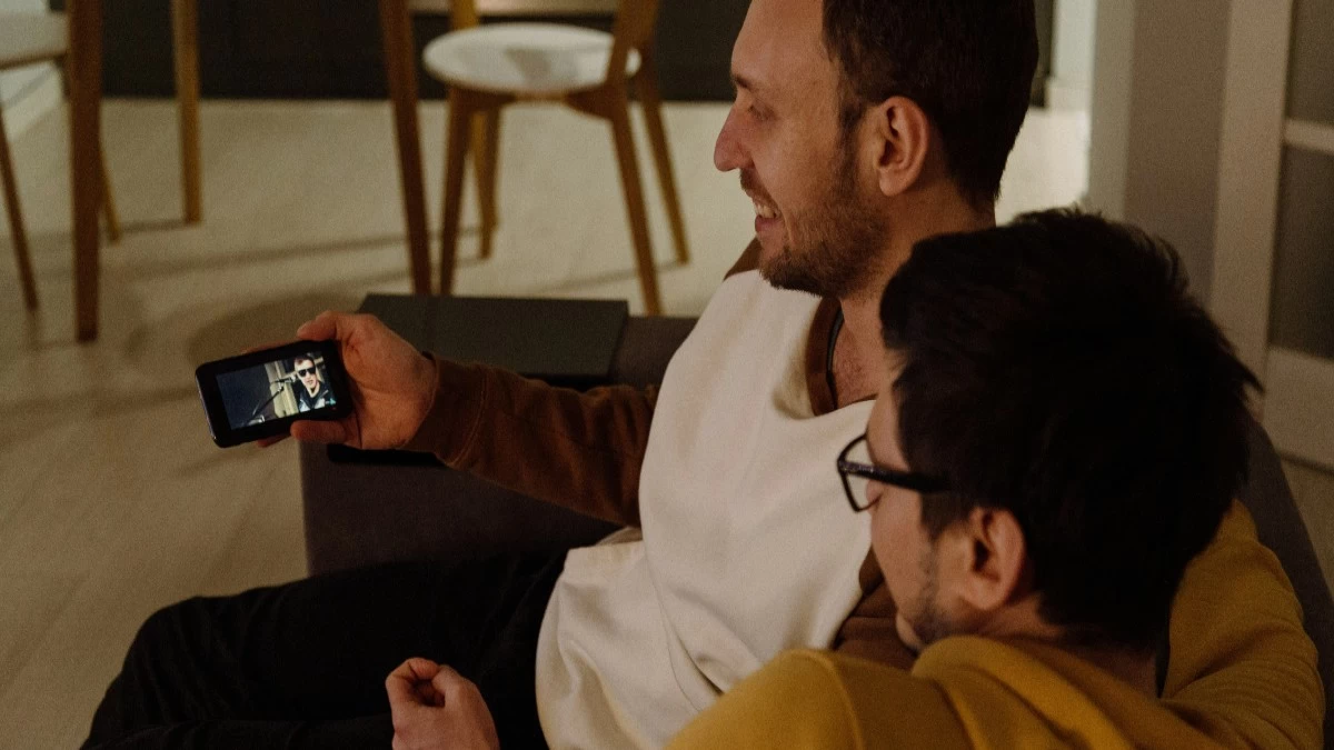 Είσαι ετεροφυλόφιλος αλλά συχνά έλκεσαι και από άτομα του ίδιου φύλου; Τι μπορεί να σημαίνει αυτό;