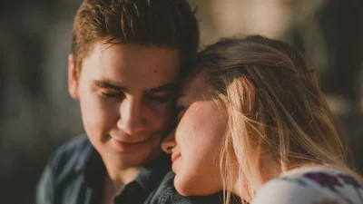 Couple swinging: Τι είναι & γιατί το ζητούν διαρκώς οι παντρεμένοι; Τι λέει ο ειδικός;