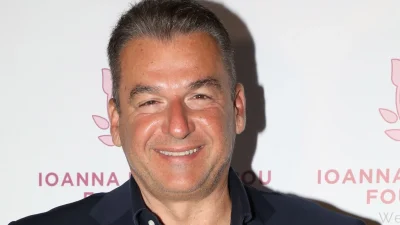 Ατύχημα για τον Γιώργο Λιάγκα - Μηχανή έπεσε πάνω στο αυτοκίνητό του και διαλύθηκε