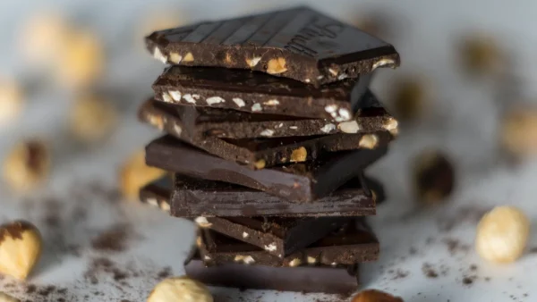 Μαύρη σοκολάτα: Αυτά είναι τα πολύτιμα οφέλη της για την υγεία, τη διάθεση & τη σιλουέτα σου!