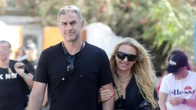 Γωγώ Μαστροκώστα & Τραϊανός Δέλλας: Τον είχε στην αγκαλιά της και του χάιδευε το χέρι - Στιγμές ευτυχίας για το ζευγάρι