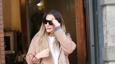 Δέσποινα Βανδή: Την κοιτούσαν όλοι στο κέντρο - Φωτογραφίες από τη μοναχική της βόλτα με κολάν και αθλητικά