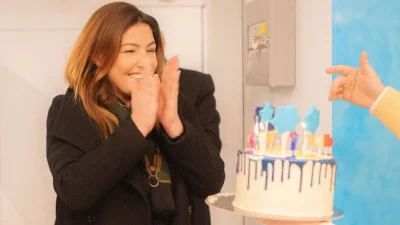 Έλενα Παπαρίζου: Χαμογέλασε διάπλατα με την έκπληξη που δέχτηκε για τα γενέθλιά της – Δείτε φωτογραφίες