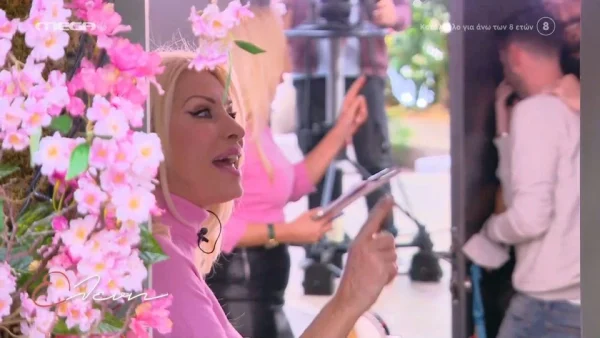 Ελένη Μενεγάκη: «Αν δε βγείτε ένας ένας, δεν πρόκειται να βγω!» - Η παρατήρησή της στην έναρξη της εκπομπής ''Ελένη''