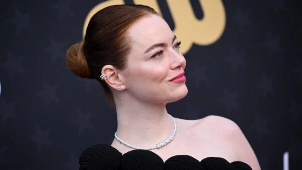 Critics Choice Awards 2024: H Emma Stone απογειώνει το glam & chic look στο κόκκινο χαλί!