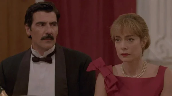 Έρωτας Φυγάς: «Ή αυτή ή εγώ! Πώς μπορείς να είσαι με την πρώην ερωμένη τού πατέρα σου;» - Τον ξεμπροστιάζει και του δίνει τελεσίγραφο