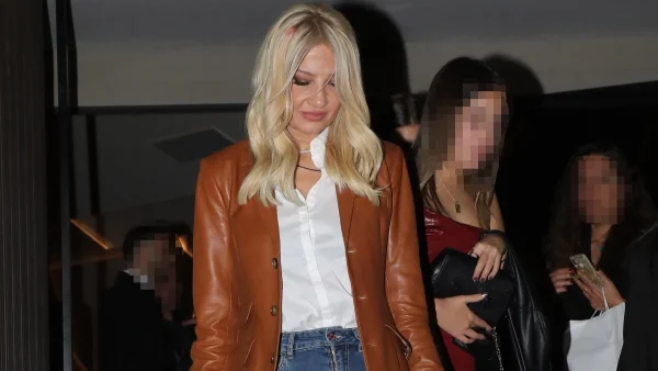 Αποκλειστικό: Σπάνια εμφάνιση για τη Φαίη Σκορδά συνοδευόμενη στα μπουζούκια - Ο άντρας που έσπαγε απανωτά πιάτα στα πόδια της (Βίντεο)