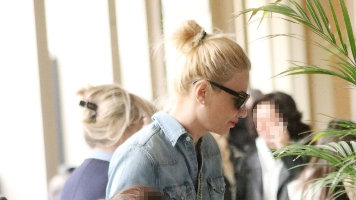 Φαίη Σκορδά: Ράκος ψυχολογικά στην κηδεία του πατέρα της - Δίπλα της ο Γιώργος Λιάγκας και τα παιδιά τους