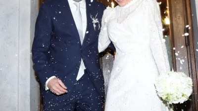 Παντρεύτηκαν στο Κολωνάκι με λίγους συγγενείς και φίλους - Το εντυπωσιακό δαντελένιο νυφικό και οι λιλά γόβες της νύφης δίπλα στον γαμπρό