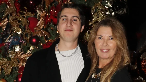 Σοφία Αλιμπέρτη: Σε νυχτερινό κέντρο με τον γιο της, Good Job Nicky - Μαυροφορεμένη στη σπάνια έξοδό τους