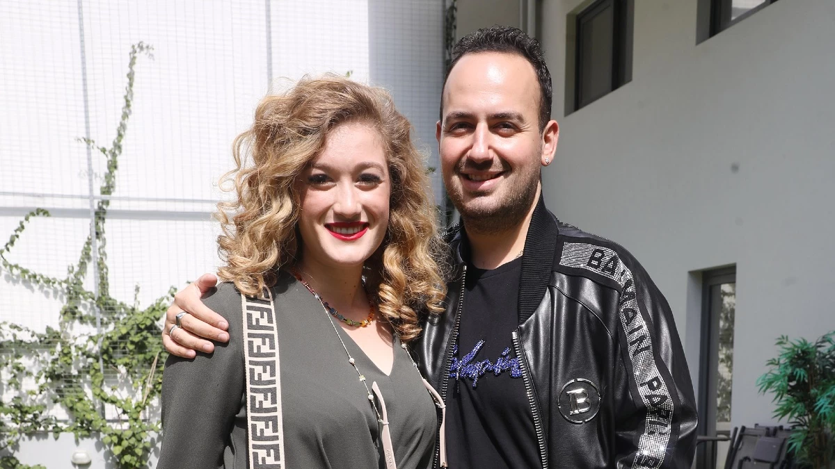 Ιλάειρα Ζήση: Η πρώτη φωτογραφία με φουσκωμένη κοιλίτσα - Με πούλιες και πούπουλα δίπλα στον Μαυρικίου