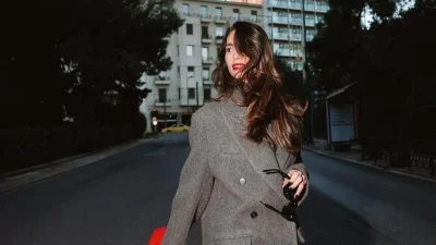 H Ηλιάνα Παπαγεωργίου συνδύασε το γκρι σακάκι έτσι όπως πρέπει: Η πιο to-the-point εμφάνιση της νέας χρονιάς