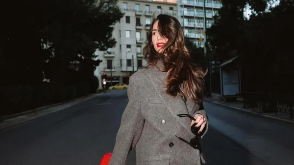 H Ηλιάνα Παπαγεωργίου συνδύασε το γκρι σακάκι έτσι όπως πρέπει: Η πιο to-the-point εμφάνιση της νέας χρονιάς