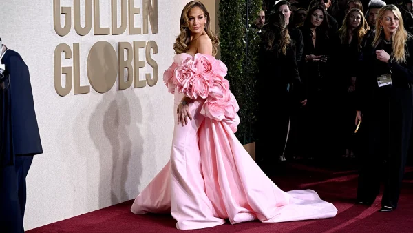 Χρυσές Σφαίρες 2024: Όλα τα βλέμματα στραμμένα στις σταρ στο κόκκινο χαλί