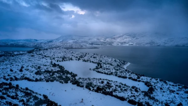 Καιρός (12/1): Τοπικές βροχές και καταιγίδες - Ξεκινάνε οι χιονοπτώσεις και το τσουχτερό κρύο