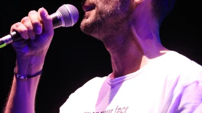 Παντρεύτηκε Έλληνας τραγουδιστής μετά από 13 χρόνια σχέσης & δύο παιδιά - Με γαλάζιο σατέν νυφικό η σύζυγος και οι κόρες τους ντυμένες παρανυφάκια