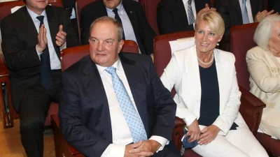 Νατάσα Παζαΐτη: Με ασημί πούλιες στην αγκαλιά του Κώστα Καραμανλή σε κυριλέ εστιατόριο με πέτρινους τοίχους και πολυελαίους - Η τρυφερή στιγμή στην αλλαγή του χρόνου