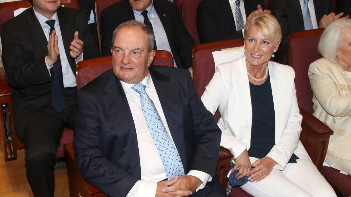 Νατάσα Παζαΐτη: Με ασημί πούλιες στην αγκαλιά του Κώστα Καραμανλή σε κυριλέ εστιατόριο με πέτρινους τοίχους και πολυελαίους - Η τρυφερή στιγμή στην αλλαγή του χρόνου