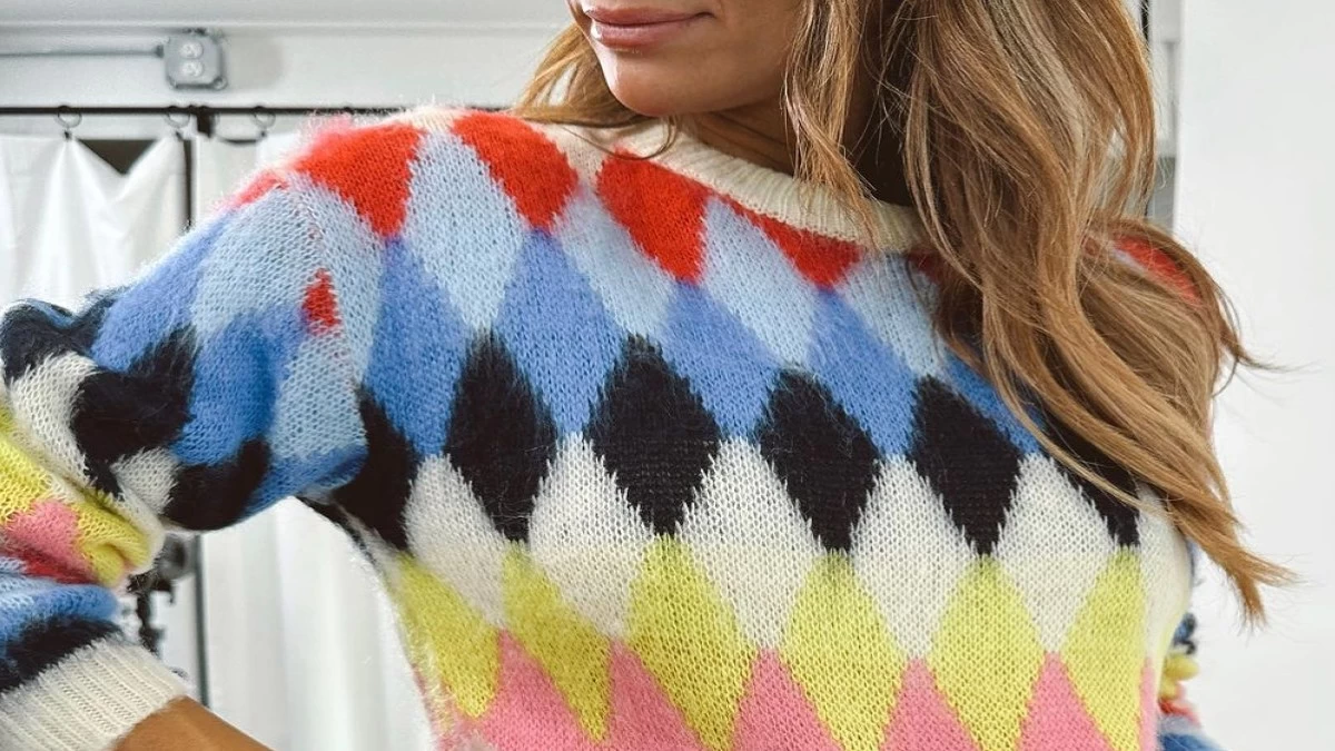 Το ρετρό πουλόβερ με ρόμβους πρωταγωνιστεί στα χειμωνιάτικα looks και γίνεται must-have