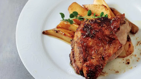 Λεμονάτο κατσικάκι με πατάτες στη γάστρα: Η παραδοσιακή συνταγή για να βγει "λουκούμι"