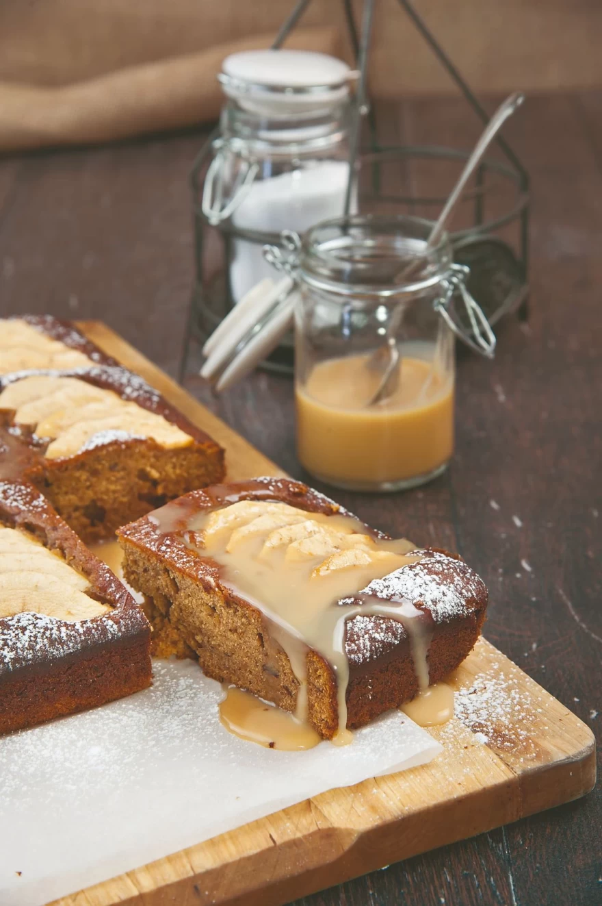 Το λαχταριστό κέικ μήλου με χουρμάδες και σάλτσα καραμέλας