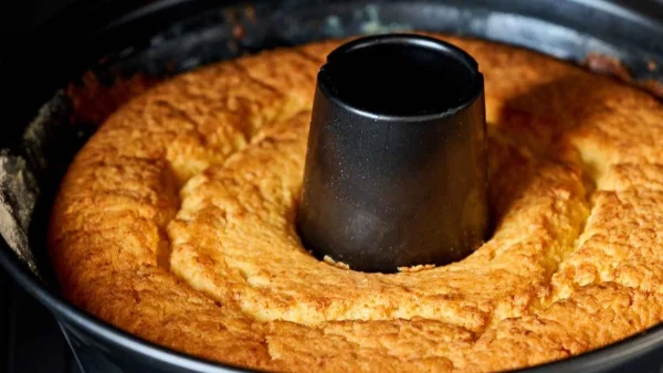 Έβγαλες το κέικ από το φούρνο και απογοητεύτηκες; 3+1 tips για να μην ''κάτσει'' η ζύμη στη φόρμα