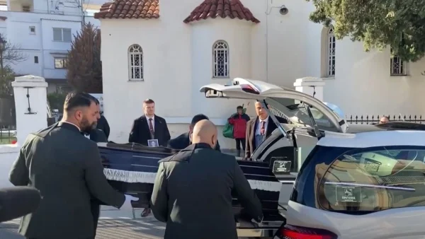 Γυναικοκτονία Θεσσαλονίκη: Τραγικές εικόνες στην κηδεία της 41χρονης Γεωργίας - Σε άσχημη ψυχολογική κατάσταση η 13χρονη κόρη της