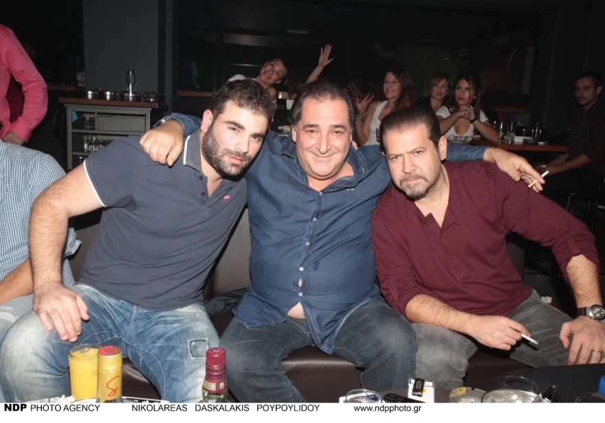 Ο Παντελής Παντελίδης ο Βασίλης Καρράς και ο Χάρης Κωστόπουλος σε νυχτερινό κέντρο