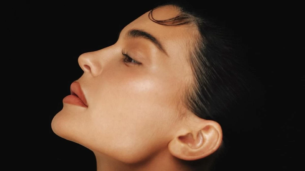 H Kylie Jenner λανσάρει το πρώτο της makeup & τρελαίνει τους φανατικούς της followers!