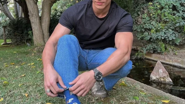 Γέννησε η σύντροφος πολύ αγαπημένου ηθοποιού - Η οικογενειακή φωτογραφία με το βρέφος αγκαλιά στο μαιευτήριο