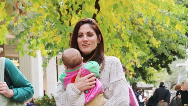 Μαίρη Συνατσάκη: Με τζιν καμπάνα, πλεκτό και την Ολίβια αγκαλιά - Η σπάνια δημόσια εμφάνιση με την κόρη της στο κέντρο της Αθήνας