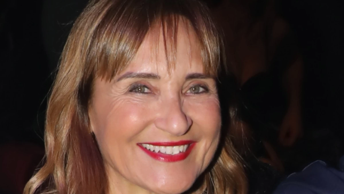 Μάρα Ζαχαρέα: Σπάνια βραδινή εμφάνιση με τον γιο της στα μπουζούκια - Υπέρλαμπρη με φόρεμα παγιέτα η δημοσιογράφος