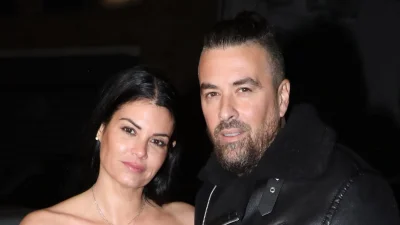 Με κατακόκκινη τουαλέτα η Μαρία, με τζιν με σκισίματα και tshirt ο Γιάννης - Νέα βραδινή έξοδος για Κορινθίου και Αϊβάζη