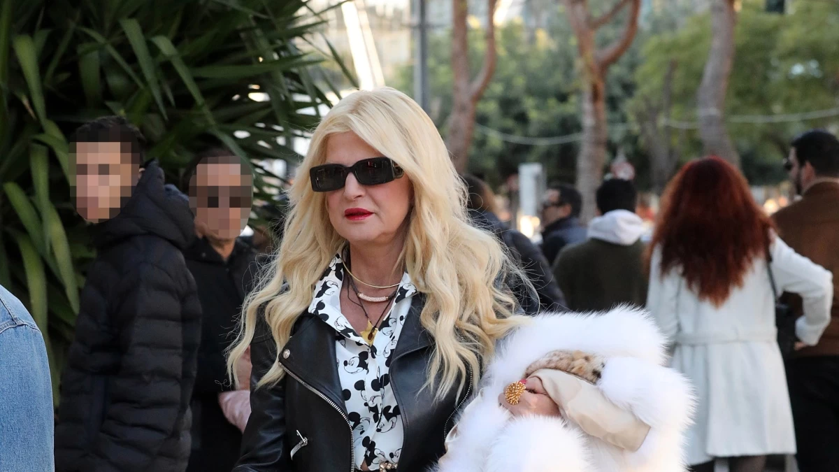 Μαρίνα Πατούλη: Με μίνι φούστα, over the knee ψηλοτάκουνες μπότες και κόκκινο κραγιόν - Η μοναχική βόλτα στη Γλυφάδα