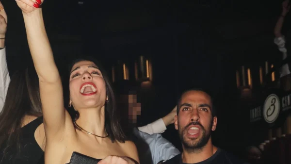 Μελίνα Νικολαΐδη: Τα "έσπασε" στα μπουζούκια - Δεν σταμάτησε να τραγουδά στην αγκαλιά του Αλέξανδρου Πολυχρονιάδη