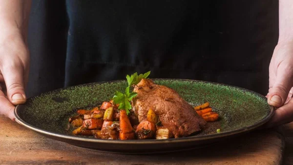 Μοσχαράκι κοκκινιστό στην κατσαρόλα: Τα 8+1 μυστικά για να βγει ζουμερό μέσα και με κρούστα απ'εξω - Προσοχή στο ντεγκλασάρισμα