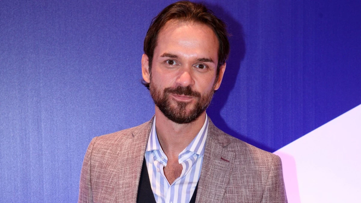 Νίκος Πουρσανίδης: «Την πρώτη φορά έμαθα να οδηγώ...» - Αυτό κλήθηκε να μάθει για τις ανάγκες της ιρανικής σειράς "Σαλμάν Φαρσί"