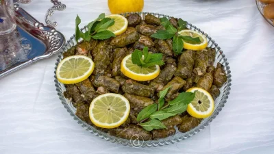 Ντολμαδάκια της γιαγιάς: Τα μυστικά για να βγουν καλοβρασμένα, να μην ξετυλιχθούν και να χυλώσει το ρύζι