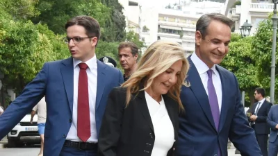 Κυριάκος Μητσοτάκης: Με μίνι φορέματα οι κόρες του και δίπλα η Μαρέβα και ο Κωνσταντίνος - Χιλιάδες αντιδράσεις κάτω από την οικογενειακή φωτογραφία