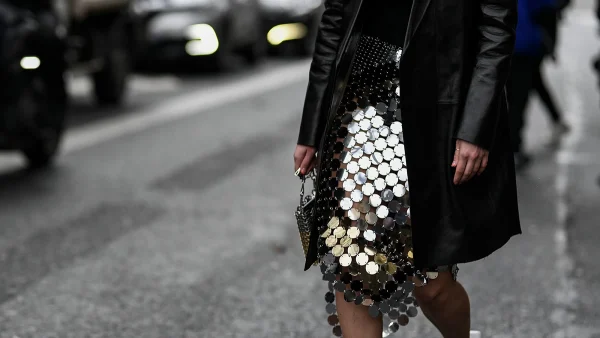 Πώς θα φορέσεις μια φούστα με παγέτες μετά τις γιορτές;