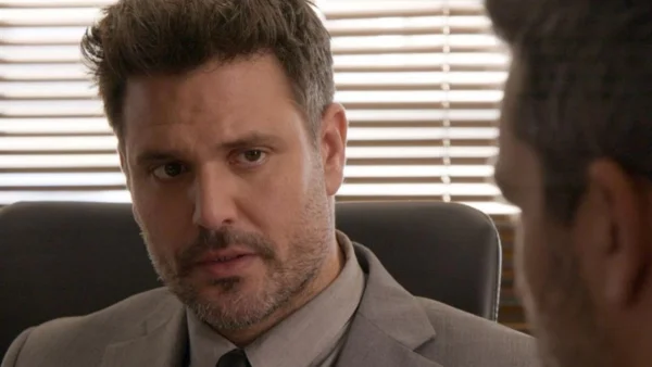 Παγιδευμένοι (29/1): «Πες ότι δεν είσαι άρρωστος ρε! Πες το!» - Μαθαίνει τα τραγικά νέα και καταρρέει