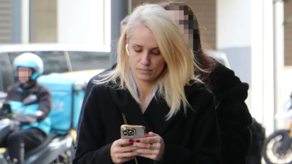 Κατερίνα Παναγοπούλου: Με over the knee μπότες και μακρύ παλτό - Χωρίς ίχνος μακιγιάζ στη μοναχική βόλτα της