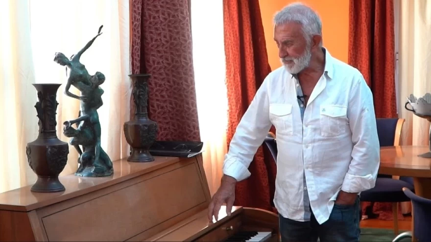 Ο Αργύρης Παπαργυρόπουλος στο πιάνο του σπιτιού του