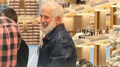 Πέτρος Φιλιππίδης: H πρώτη επίσημη βόλτα μετά από 4 χρόνια κατακραυγής - Χαμογελαστός για ψώνια σε μαγαζί της Γλυφάδας