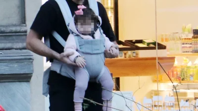 Έκανε μόνος του βόλτες με το μάρσιπο: Πασίγνωστος Έλληνας ποδοσφαιριστής έγινε πατέρας και δεν το πήραμε χαμπάρι