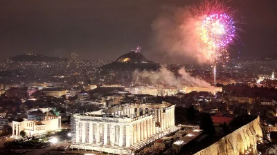 Πρωτοχρονιά 2024: Χαμός από πυροτεχνήματα πάνω από την Ακρόπολη μετά την αντίστροφη μέτρηση - Η φαντασμμαγορική τελετή και η εμφάνιση του Χάρη Δούκα στο Σύνταγμα