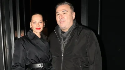 Αντώνης Ρέμος - Υβόννη Μπόσνιακ: Τα καυτά φιλιά και οι αφιερώσεις! Τράβηξαν όλα τα βλέμματα πάνω τους πρώτο τραπέζι στα μπουζούκια