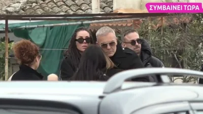 Στέλιος Ρόκκος: Σφιχταγκαλιάζονταν με δάκρυα στα μάτια - Ρίγη συγκίνησης στην κηδεία του αδερφού του την ώρα που μεταφερόταν το φέρετρο