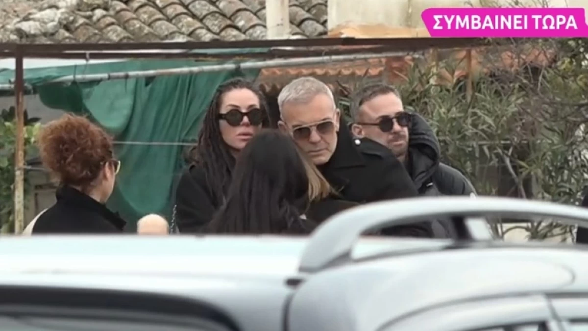 Στέλιος Ρόκκος: Σφιχταγκαλιάζονταν με δάκρυα στα μάτια - Ρίγη συγκίνησης στην κηδεία του αδερφού του την ώρα που μεταφερόταν το φέρετρο